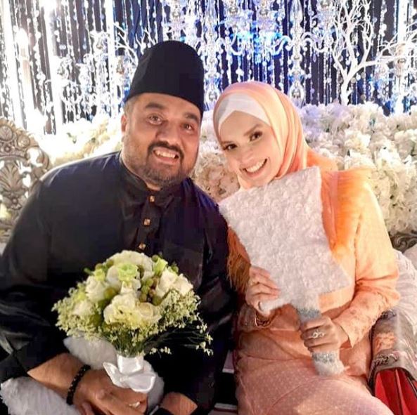 Faezah bersama suami.
